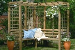 Деревянная садовая беседка – пергола – не только место отдыха, но и элемент украшения садового участка