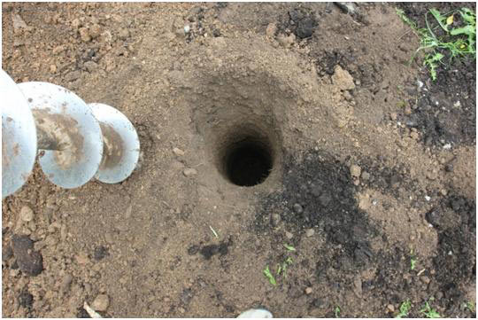 Нужно сделать яму на глубину полметра для столбов