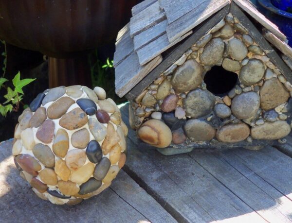 Домик и шар из камней для оформления дачного участка