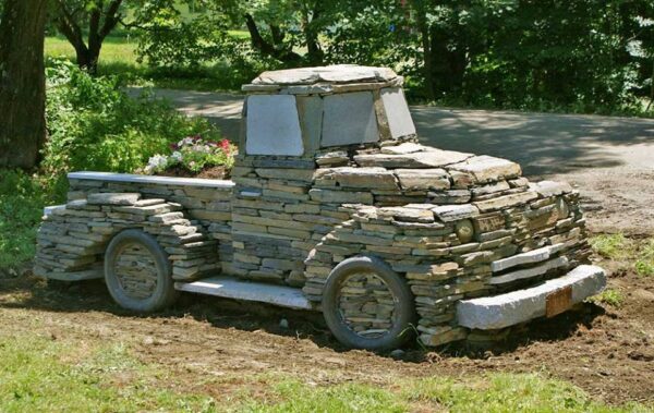 Автомобиль из плоских камней и цементного раствора