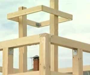 Заметим крепление верхнего уровня деревянных блоков, а далее уже всё зависит от дизайна проекта